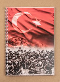 Bookinzi Okul Defteri - 80gr. A4 Spiralli - Çanakkale Zaferi Geri Dönmeyi Düşünmediler