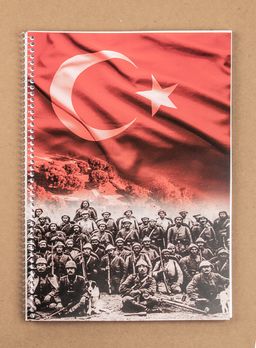 Bookinzi Okul Defteri - 80gr. A4 Spiralli - Çanakkale Zaferi Geri Dönmeyi Düşünmediler