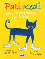 Pati Kedi Beyaz Ayakkabılarını Çok Seviyor