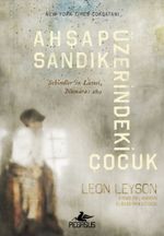Ahşap Sandık Üzerindeki Çocuk 