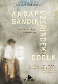 Ahşap Sandık Üzerindeki Çocuk 