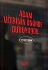 Adam Vitrinin &Ouml;n&uuml;nde Duruyordu