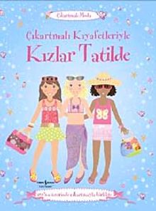 Çıkartmalı Kıyafetleriyle Kızlar Tatilde