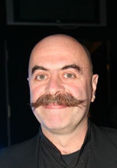  Ezel Akay