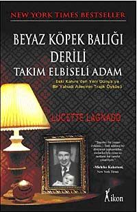 Beyaz Köpek Balığı Derili Takım Elbiseli Adam
