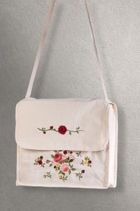 Postacı Bez Çanta - Güller