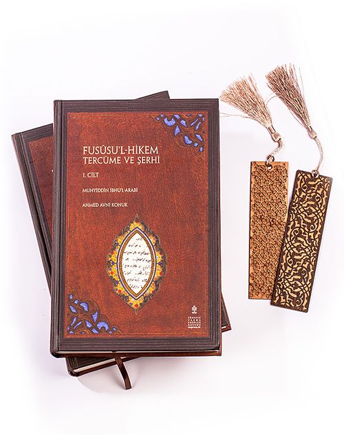 Fususu'l-Hikem Tercüme ve Şerhi (2 Cilt Takım) + Ahşap Ayraç - Osmanlı Desen + Ahşap Ayraç - Lale - Rölyef Cevizli 
