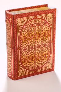 Kitap Şeklinde Yaldızlı Ahşap Kutu - Çiçek Figürlü