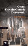 &Ccedil;ocuk Vitrinin &Ouml;n&uuml;nde Duruyordu