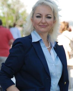  Demet Altınyeleklioğlu
